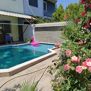 Ilirida-swimming Pool & Garden View For Rent Kwatera prywatna